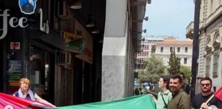 Δεκάδες Αλληλέγγυοι έξω από το Carrefour Μοναστηρακίου